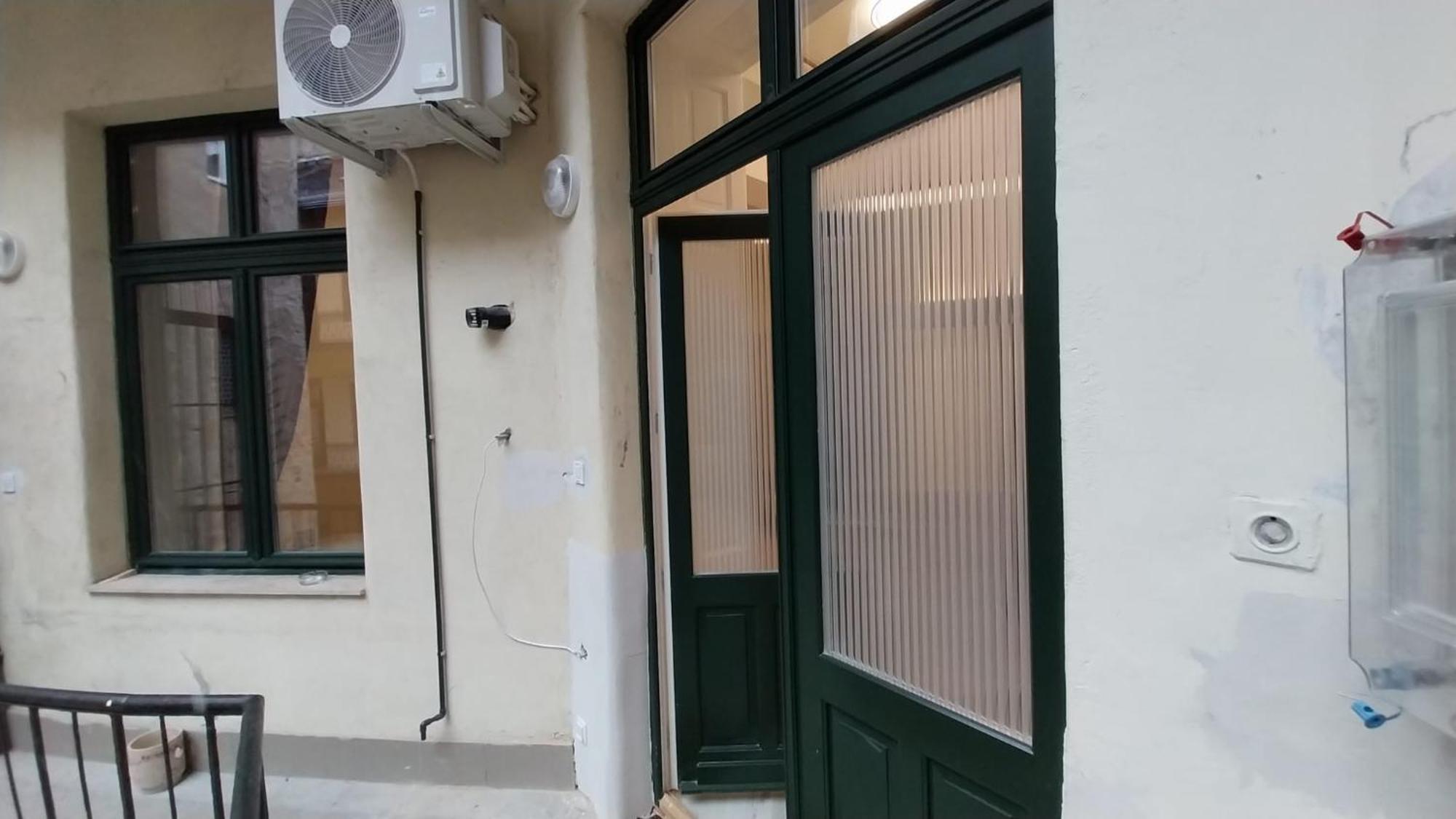Szekely Apartment Near Deak Ferenc Square With Free Parking In Garage ブダペスト エクステリア 写真