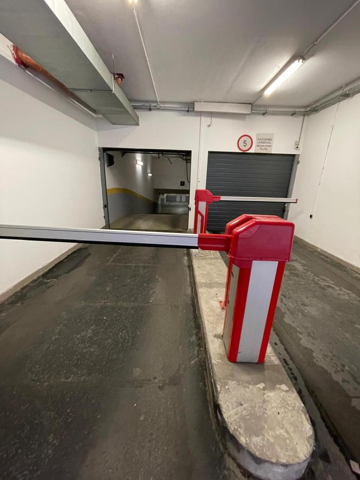 Szekely Apartment Near Deak Ferenc Square With Free Parking In Garage ブダペスト エクステリア 写真